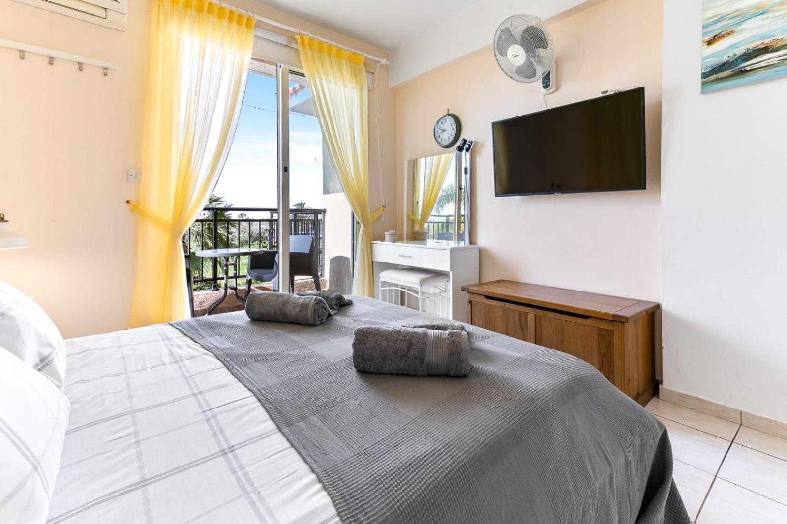 Sunny View - A Stunning Apartment With Private Rooftop Paphos Eksteriør bilde