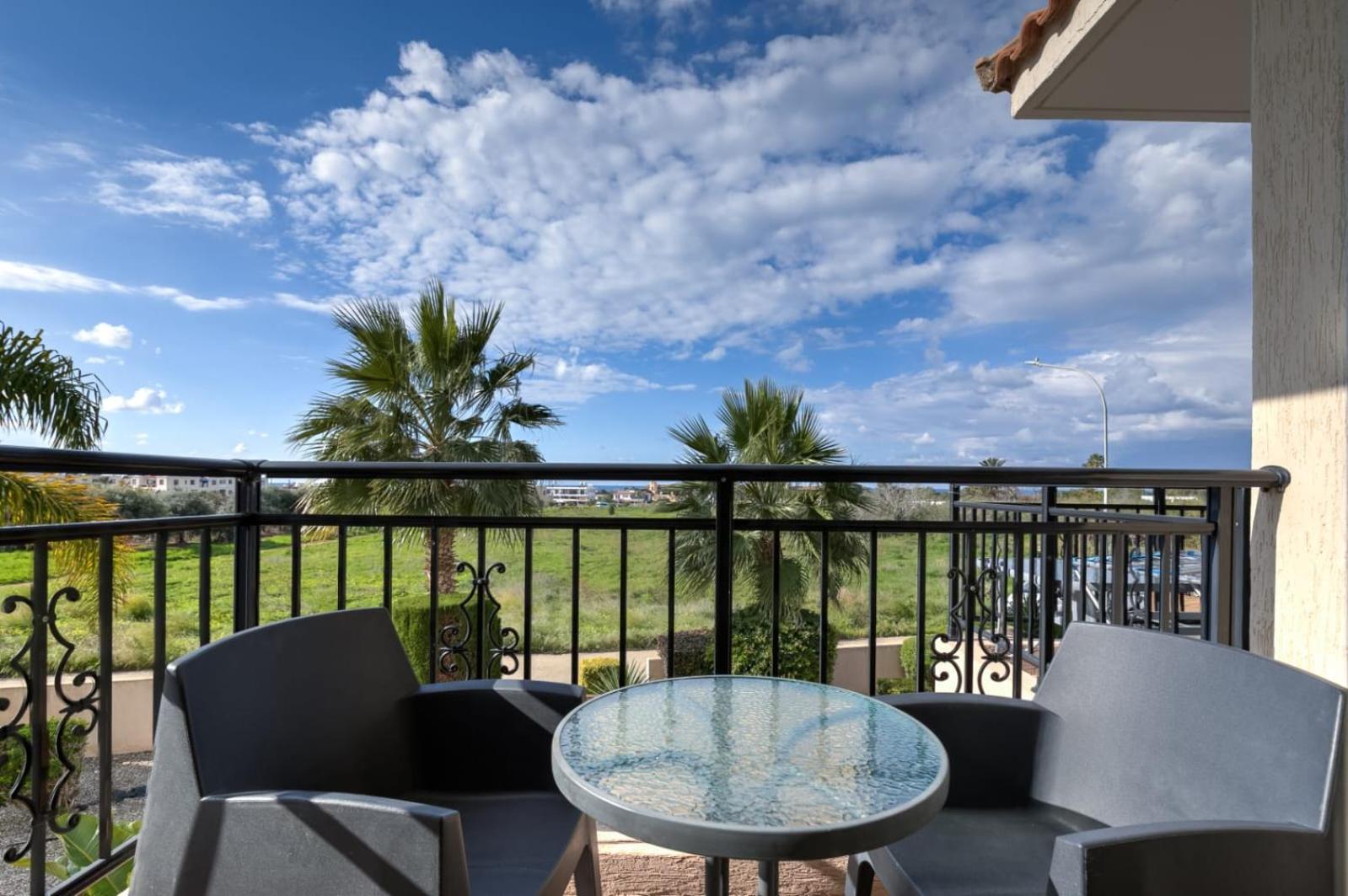 Sunny View - A Stunning Apartment With Private Rooftop Paphos Eksteriør bilde