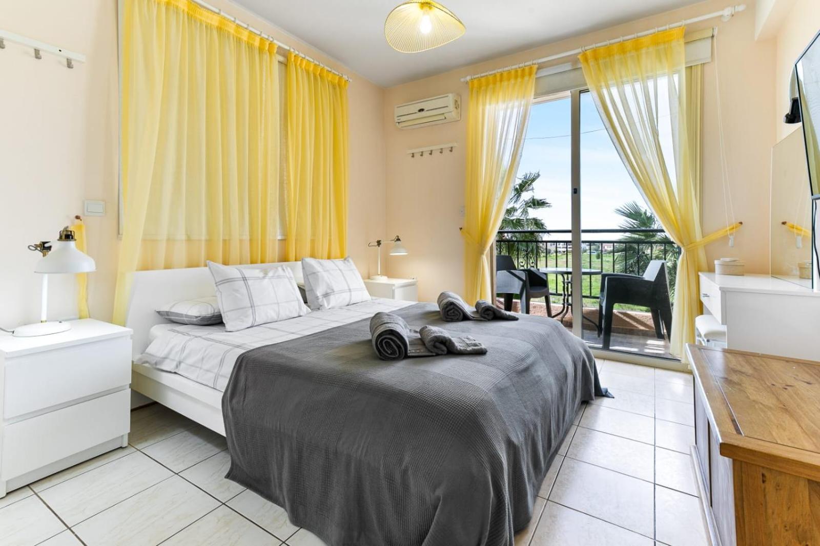 Sunny View - A Stunning Apartment With Private Rooftop Paphos Eksteriør bilde